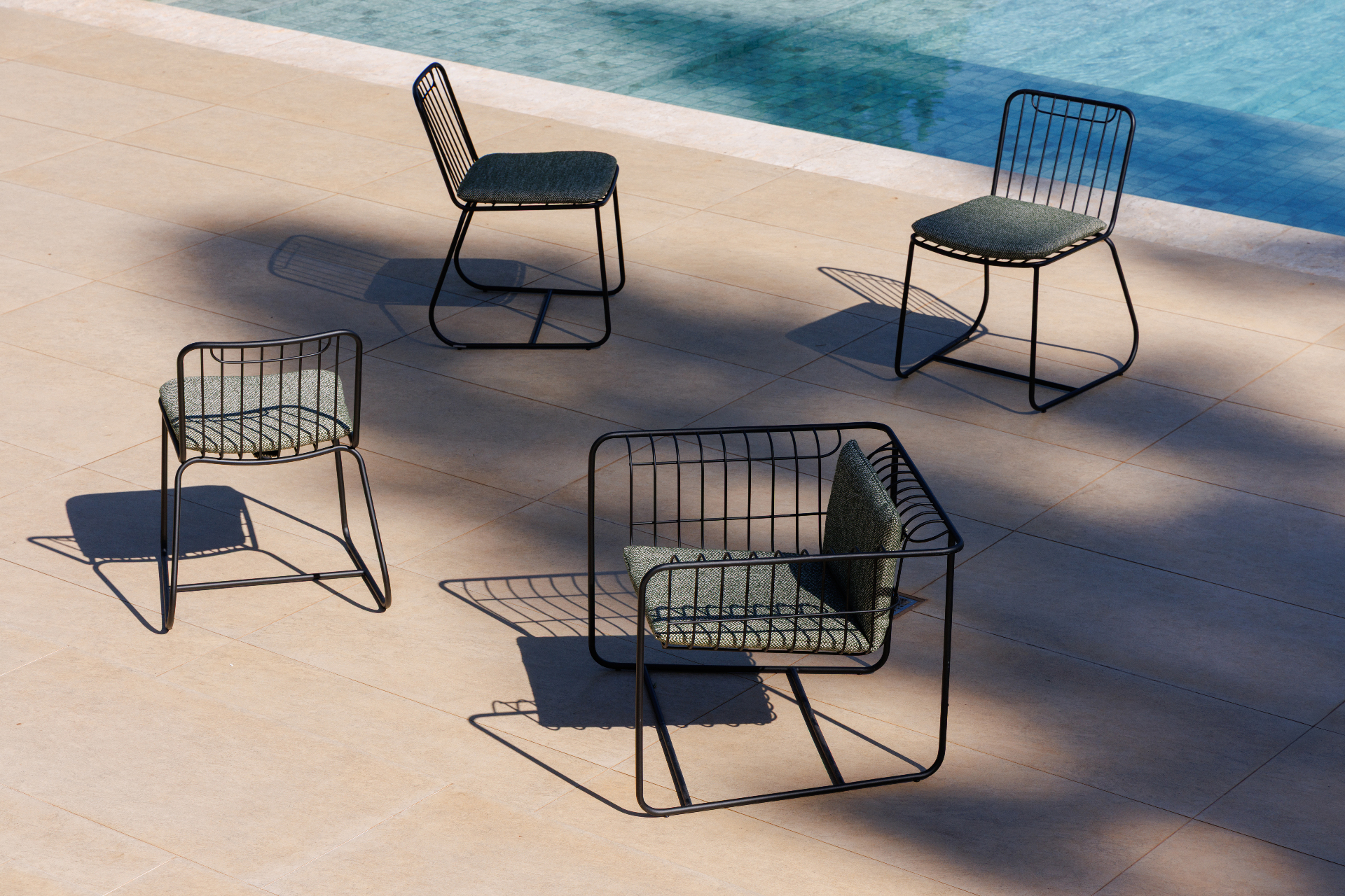 Cadeiras e poltrona outdoor Patio Brasil ao lado da piscina